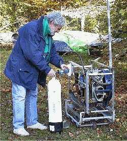 Remplissage des bouteilles de plonge. Cl. GRAS.